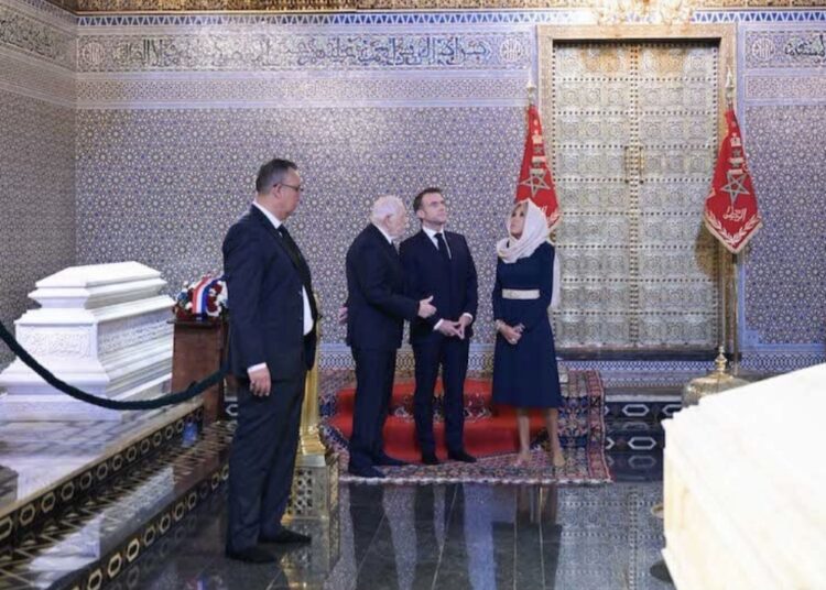 ماكرون وحرمه .. يترحمان على روحي محمد الخامس والحسن الثاني بالرباط
