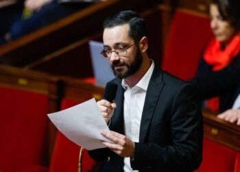 برلماني فرنسي لماكرون: لا تنسوا وأنتم تصفقون لدولة ترتكب إبادة جماعية أنه لم يعد هناك ملعب لكرة القدم في غزة