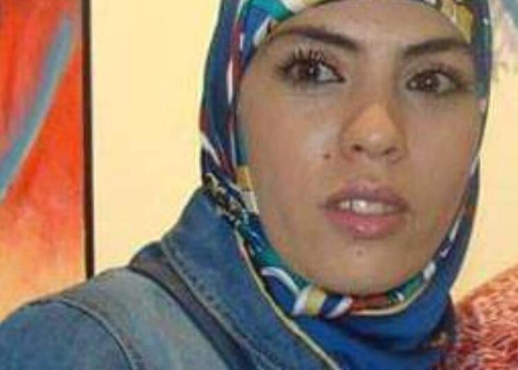 فاطمة العسري . . تأملات بالألوان في غياب العنوان