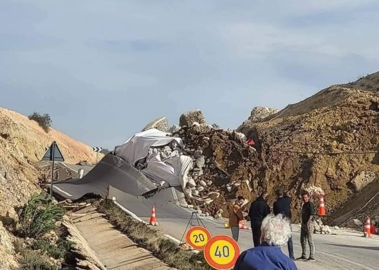 انجراف التربة يغلق الطريق الساحلية على مستوى الجبهة 