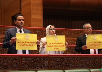 إضراب عام بالشارع .. و عقاب  بالتصويت تحت قبة البرلمان