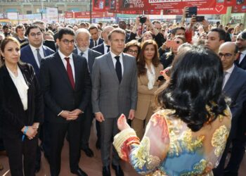 إيمانويل ماكرون ..  يزور الجناح المغربي بمعرض الكتاب بباريس 