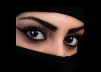 قل للمليحة: قصة الخمار الأسود في الشعر والدعاية
