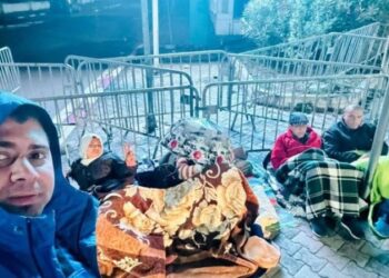 حملة تضامن واسعة مع موظفين تونسيين يخوضون إضراباً عن الطعام أمام البرلمان