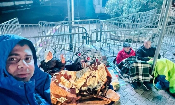 حملة تضامن واسعة مع موظفين تونسيين يخوضون إضراباً عن الطعام أمام البرلمان