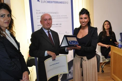 الصحافية المغربية الإيطالية كريمة موال الأكثر تأثيرا .. تفوز بالجائزة الدولية للصحافة