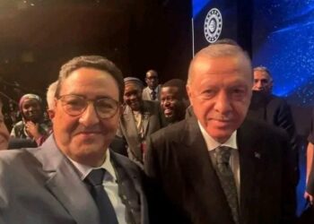 صورة “سيلفي” لوزير مغربي مع أردوغان تثير موجة من السخرية والغضب
