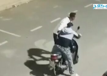 لحظة سرقة دراجة نارية بأحد أزقة سلا بمنطقة بوشوك‎ / فيديو