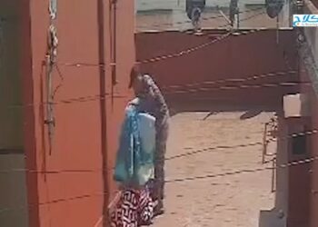 بارد الكتاف .. شاهد لحظة سرقة لص الملابس من سطح احد المنازل بحي أشماعو بسلا
