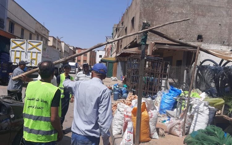 تحرير الملك العمومي بالخميسات يُثير قلق المستثمرين وأرباب المقاهي: مركز عدالة يُحذر من الإقصاء الاجتماعي ويدعو لحلول واقعية / فيديو