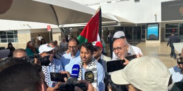 “حنظلة” المغربي الصحافي محمد البقالي يعود للوطن ويروي تفاصيل الرحلة والاعتقال على متن سفينة “حنظلة”