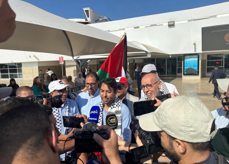 “حنظلة” المغربي الصحافي محمد البقالي يعود للوطن ويروي تفاصيل الرحلة والاعتقال على متن سفينة “حنظلة”