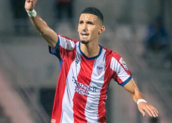 لاعب المغرب التطواني .. “يحرك” إلى سبتة سباحة