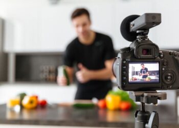 تفاهة مواقع التواصل الإجتماعي .. حينما يعلو صوت الحُمق والجنون