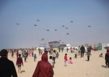 إسقاط المساعدات الغذائية جوا في قطاع غزة يثير سؤال الكرامة الإنسانية.
