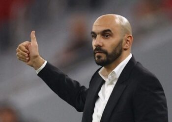 الركراكي يفاضل بين جوهرتين للتخلص من صداع متكرر