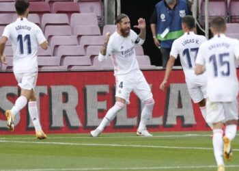 أسطورة ريال مدريد يهاجم .. رئيس النادي بأغنية جديدة
