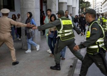 شبان مغاربة يشتبكون مع الشرطة احتجاجا على تدهور النظام الصحي