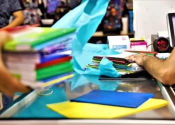 كتبيون يلوحون بالإضراب جراء فوضى بيع الأدوات المدرسية 