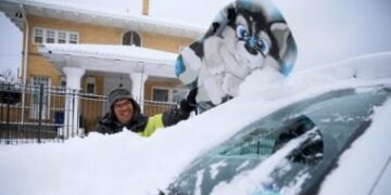 عاصفة “وحشية” تشلّ أمريكا .. انقطاع التيار الكهربائي وعرقلة الطرق السريعة الرئيسية بجليد خطير