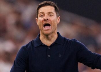 تشابي ألونسو يدفع الثمن … هزيمة السوبر تسقطه من مقاعد ريال مدريد