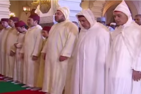 بين أصالة السدل وضجيج القبض: قراءة في المرجعية الفقهية وخصوصية التدين المغربي