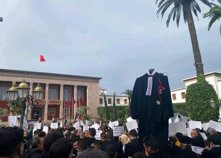 بعد وقفة “الصمود” أمام البرلمان… المحامون يحمّلون الحكومة مسؤولية الاحتقان ويطالبون بحوار جدي
