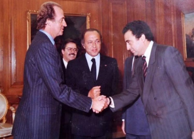 من قاعة استقبال ملكية إلى زنزانة السجن المغربية .. محمد زيان بين مصافحة الملوك ومحنة الكلمة