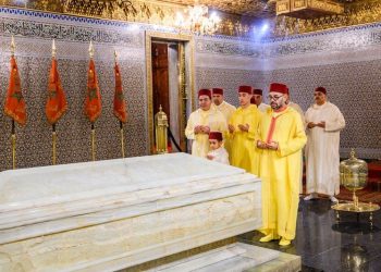العاهل المغربي يترحم على قبر جده محمد الخامس‎