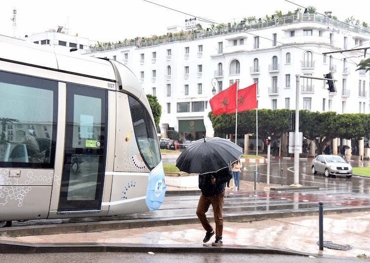 طقس الإثنين بالمغرب .. رياح وأمطار وبحر هائج