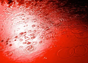 سماء دموية فوق إنجلترا.. ماذا يحدث في الأجواء؟