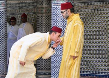 أمير المؤمنين يؤدي صلاة عيد الفطر ويتلقى التهاني