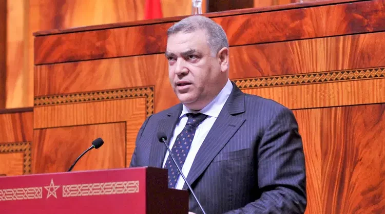 إشهار الخدمة العسكرية يثير الجدل .. موقع “لوبوكلاج” يسائل وزير الداخلية لفتيت حول معايير توزيع الإعلانات العمومية