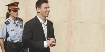 ميسي  أمام القضاء: اتهامات بخرق عقد وغياب مثير للجدل
