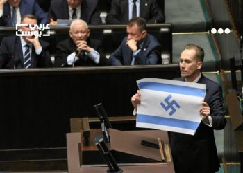 علمٌ صادم داخل البرلمان البولندي.. نائب يشبّه إسرائيل بالنازية ويثير عاصفة جدل