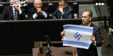 علمٌ صادم داخل البرلمان البولندي.. نائب يشبّه إسرائيل بالنازية ويثير عاصفة جدل
