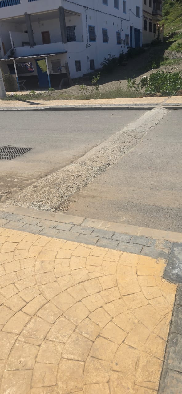 صورة تظهر الحفر في قارعة الطريق لاخفاء اسلاك الكهرباء وقادوس الماء