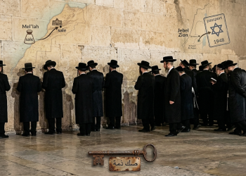 طقوس يهودية أمام باب دكالة بمراكش ..  عرض تركيبي لردود الفعل المتباينة