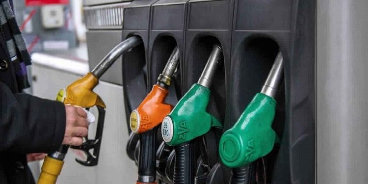 تصاعد التوتر مع إيران يدفع النفط فوق 126 دولارًا وسط مخاوف من عمل عسكري أمريكي