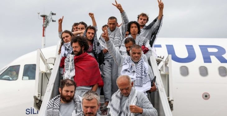 تفاصيل صادمة بعد اعتراض “أسطول الصمود”: كلاب حراسة إسرائيلية هاجمتني وضربتني في رأسي
