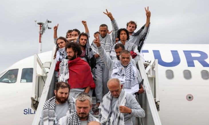 تفاصيل صادمة بعد اعتراض “أسطول الصمود”: كلاب حراسة إسرائيلية هاجمتني وضربتني في رأسي