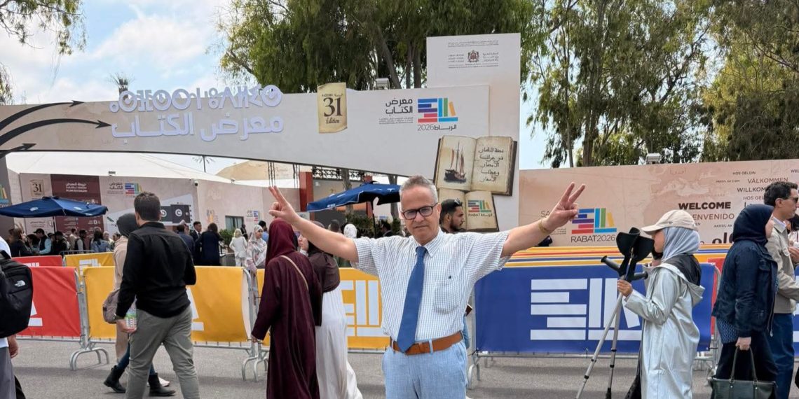 كاتب مغربي ينتصر على وزير الثقافة  خارج معرض الرباط للكتاب