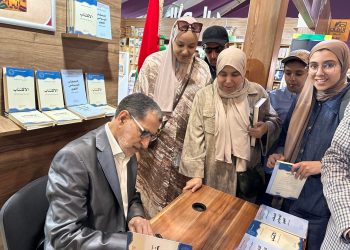 سعد الدين العثماني يوقع كتابيه حول الاكتئاب والوسواس القهري بمعرض الرباط للكتاب