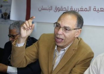منع المعطي منجب من دخول معرض الكتاب يفجر موجة استنكار.. لجنة متابعته تتحدث عن “توسيع خطير للحصار”