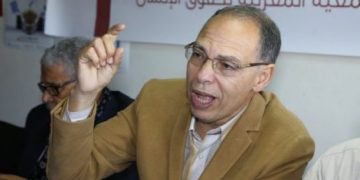 منع المعطي منجب من دخول معرض الكتاب يفجر موجة استنكار.. لجنة متابعته تتحدث عن “توسيع خطير للحصار”