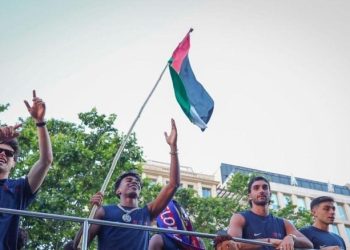 لامين يامال يرفع علم فلسطين في احتفالات برشلونة بالدوري الإسباني