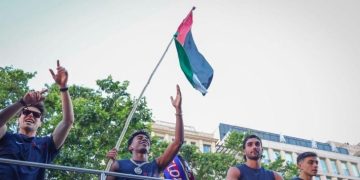 لامين يامال يرفع علم فلسطين في احتفالات برشلونة بالدوري الإسباني