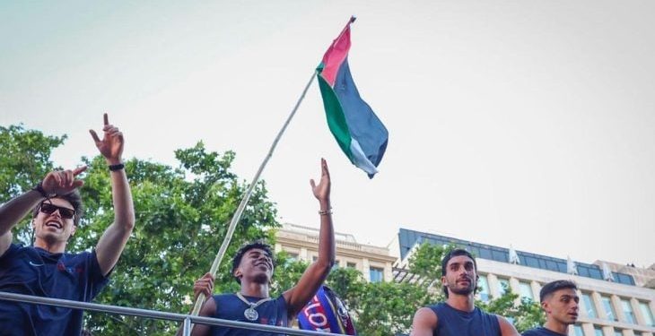 لامين يامال يرفع علم فلسطين في احتفالات برشلونة بالدوري الإسباني