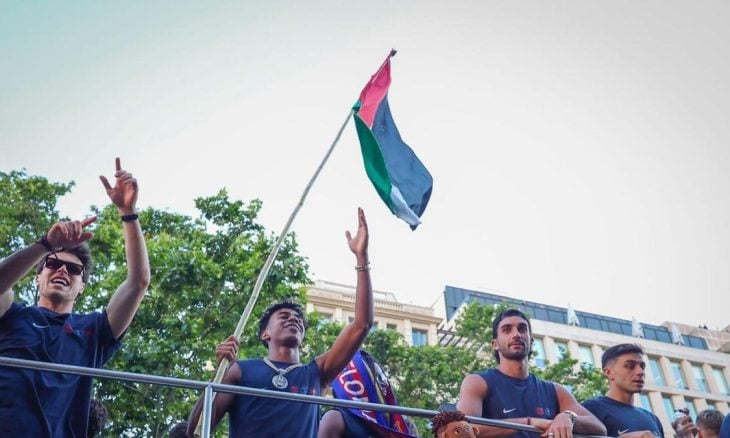 لامين يامال يرفع علم فلسطين في احتفالات برشلونة بالدوري الإسباني