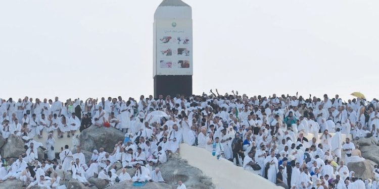 أكثر من مليون ونصف حاج يتوافدون إلى عرفات لأداء الركن الأعظم 
